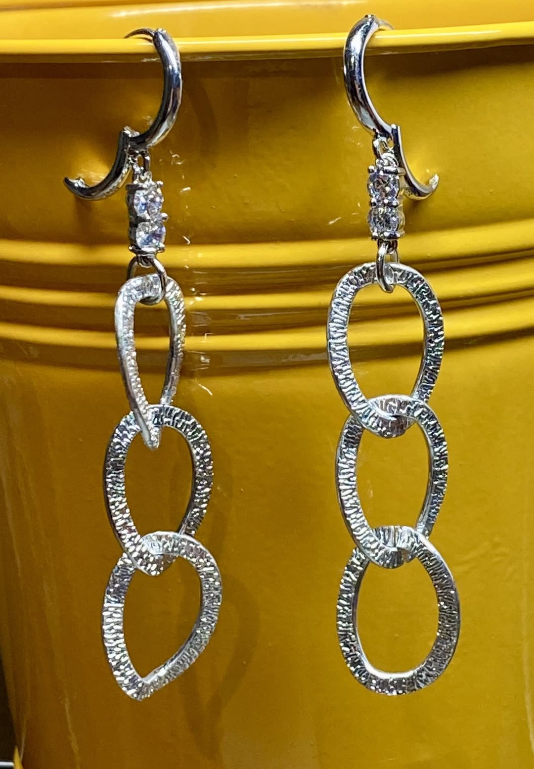 Boucles d'oreilles créoles à strass, mailles argentée - Création pièce unique